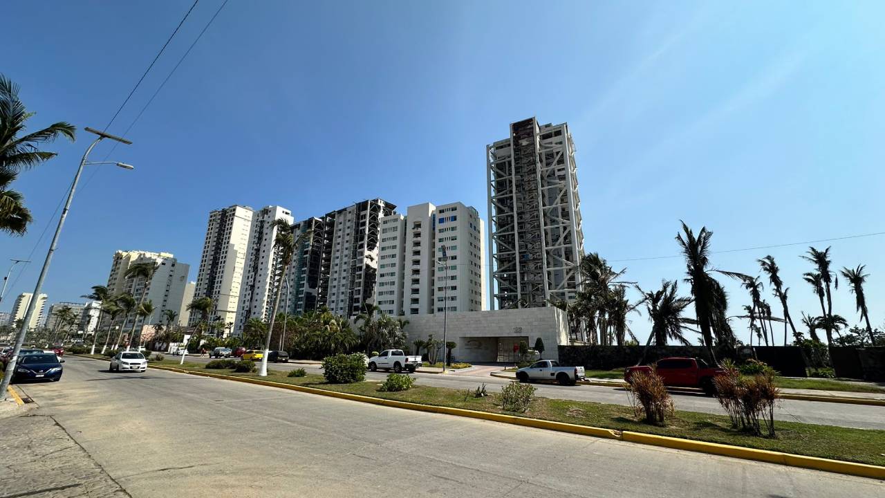 Edificios dañados en Acapulco