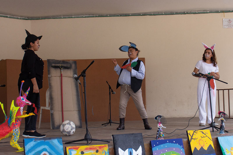 Obra "El Conejo que envidiaba al ratón" por los alumnos de teatro.