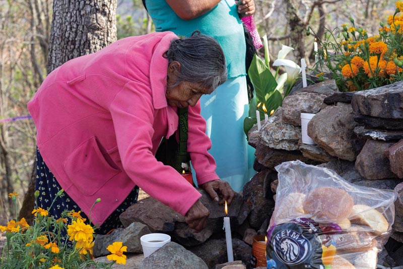 Ofrecimiento de velas en el Cerro de "Chinikisko".