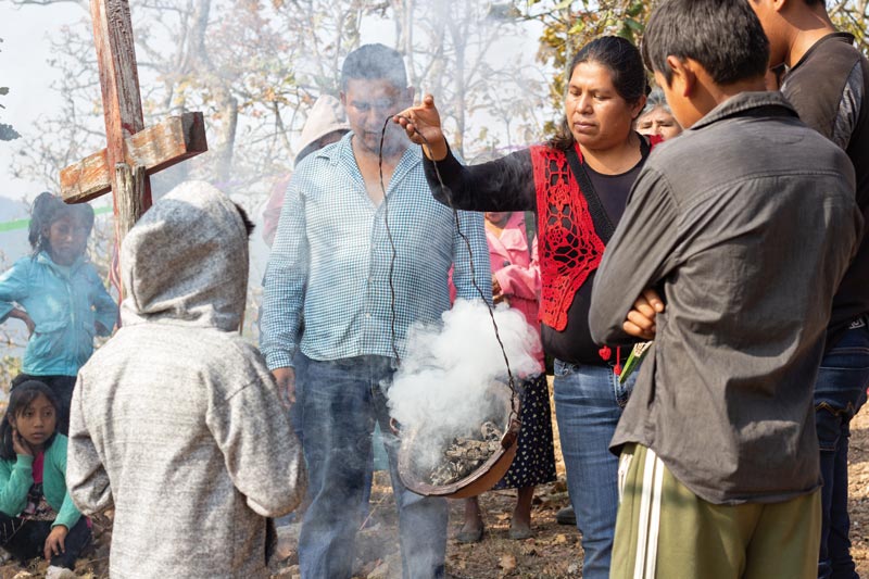 Humo de copal durante la procesión.