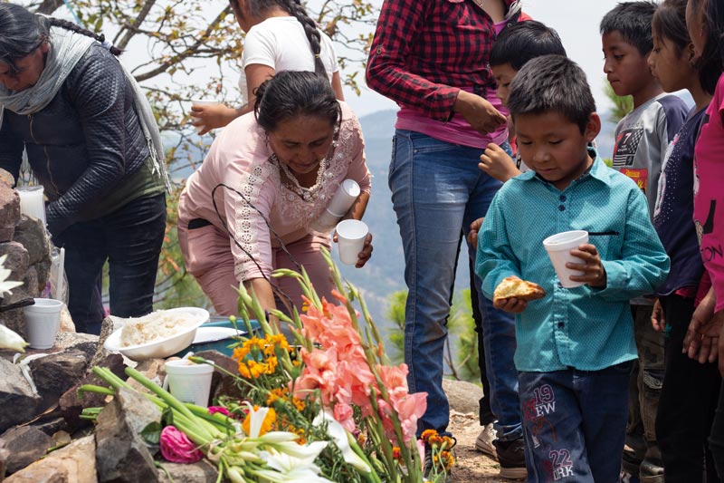 La compartición de los alimentos con las personas del pueblo.