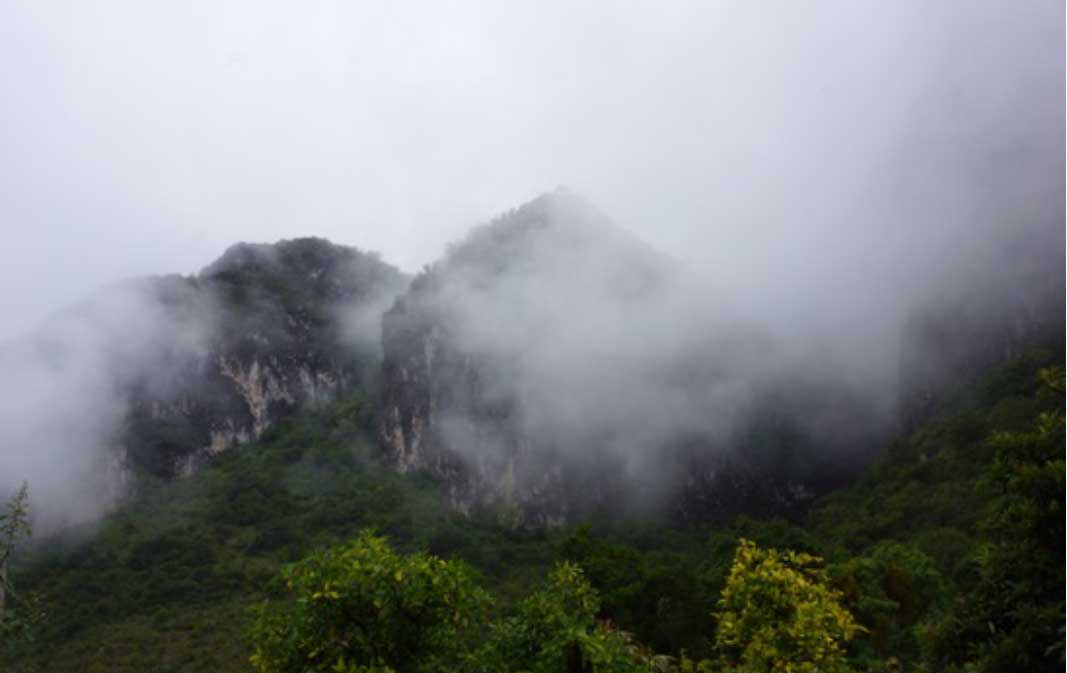 Paisaje con peñas y neblina visto desde La casa de mi abuelita