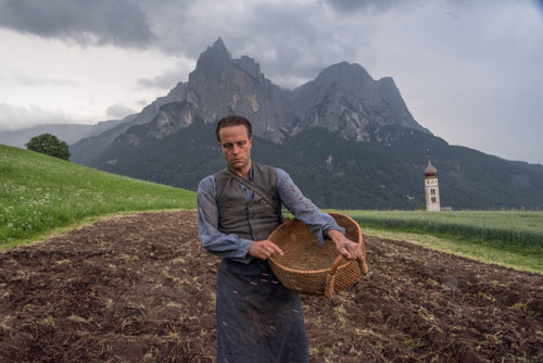 El mal sobre las nubes: A Hidden Life