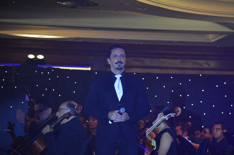 Rafael Negrete interpretando éxitos de Juan Gabriel con la Orquesta Filarmónica de Acapulco en el Salón Ocean del hotel Princess Mundo Imperial, durante la inauguración de la temporada de verano