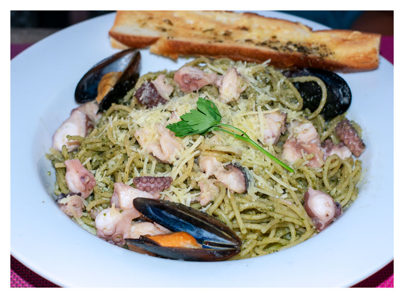 Pasta al pesto con mariscos