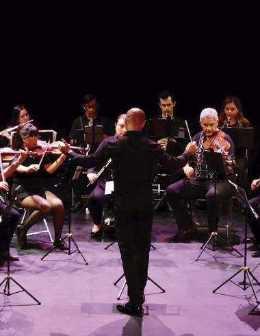 Concierto de la Orquesta Típica de Jalisco en el Teatro Alarife Martín Casillas, mostrando a los músicos en acción durante una presentación en vivo