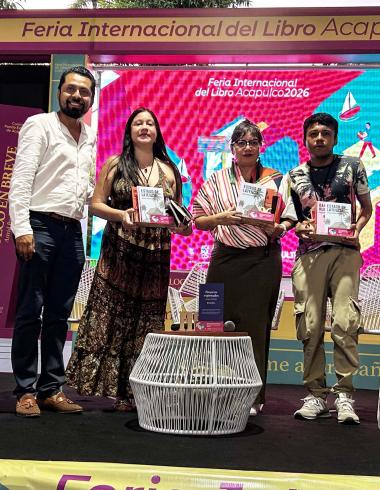 La escritora Brenda Ríos, acompañada por Verónica Zárate y Ari J. González, durante la presentación de su libro Proyectos espirituales en la Feria Internacional del Libro Acapulco 2026.
