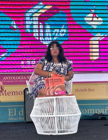 Michelle Ruiz Valdés presenta Memoria Gustativa acompañada por dos presentadoras durante la Feria Internacional del Libro de Acapulco 2026.