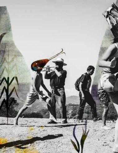 Collage fotográfico de una danza ritual con jóvenes en movimiento, un músico con sombrero e instrumento de viento, y elementos simbólicos de plumas y vegetación sobre un paisaje montañoso en blanco y negro con detalles de color.