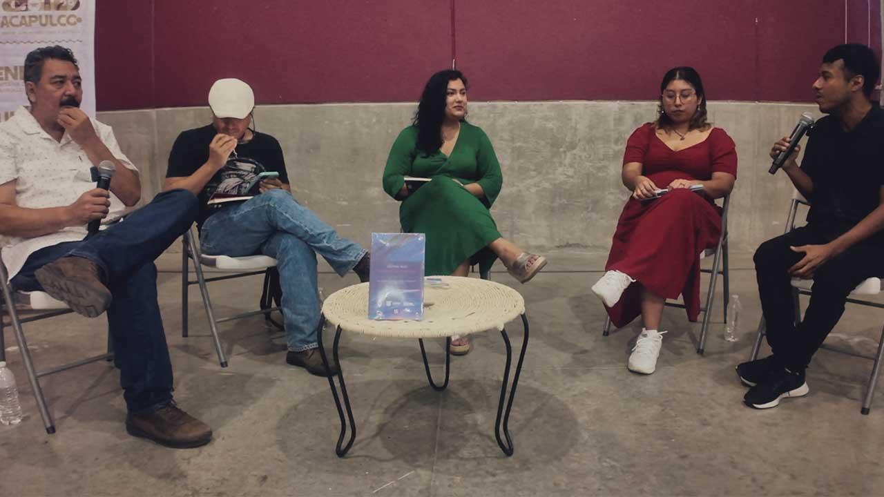 Fotografía de Yelitza Ruiz con escritores y escritoras que comentaron su libro Variación de la escama durante la presentación en el Museo Fuerte de San Diego