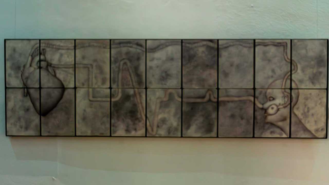 "Obra de arte titulada 'Transfusión de identidad' por Everardo Reyes. Serie de lienzos dispuestos horizontalmente que muestran un corazón humano conectado mediante una línea ondulada a una figura humana estilizada con auriculares. El fondo es gris oscuro con texturas orgánicas. Representa la conexión entre emociones, identidad y tecnología