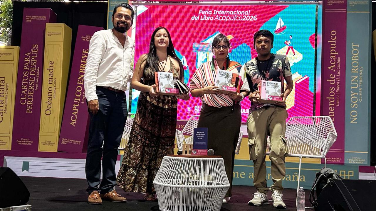 La escritora Brenda Ríos, acompañada por Verónica Zárate y Ari J. González, durante la presentación de su libro Proyectos espirituales en la Feria Internacional del Libro Acapulco 2026.