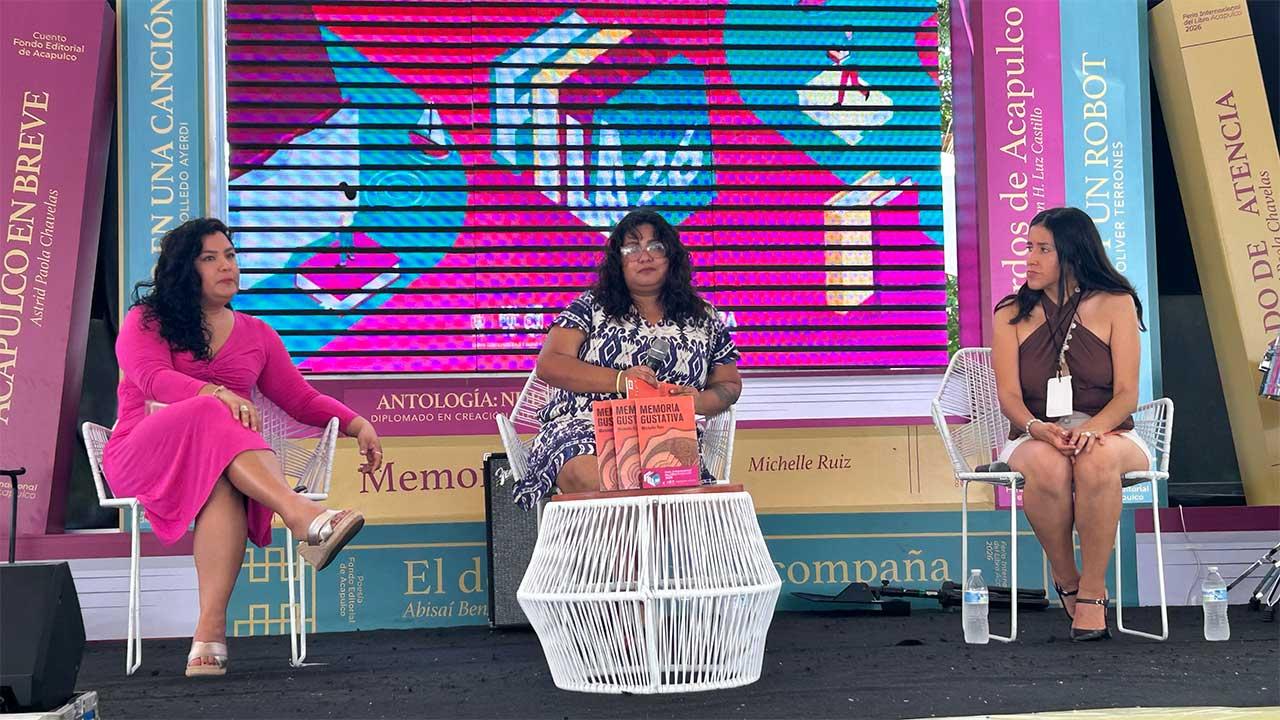 Michelle Ruiz Valdés presenta Memoria Gustativa acompañada por dos presentadoras durante la Feria Internacional del Libro de Acapulco 2026.