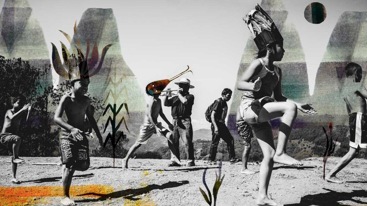 Collage fotográfico de una danza ritual con jóvenes en movimiento, un músico con sombrero e instrumento de viento, y elementos simbólicos de plumas y vegetación sobre un paisaje montañoso en blanco y negro con detalles de color.