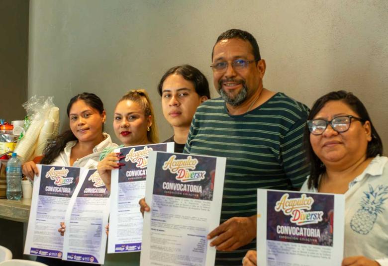 Organizadores con la convocatoria de Acapulco Diversx