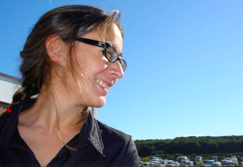 Mayra Inzunza, autora mexicana, con una expresión amigable