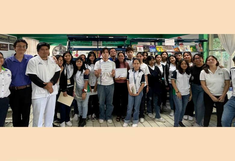 Grupo de estudiantes, docentes y representantes de la Universidad Hipócrates posando para la foto durante la presentación del libro Prometeo liberado en el COBACH Plantel 1 de Chilpancingo.