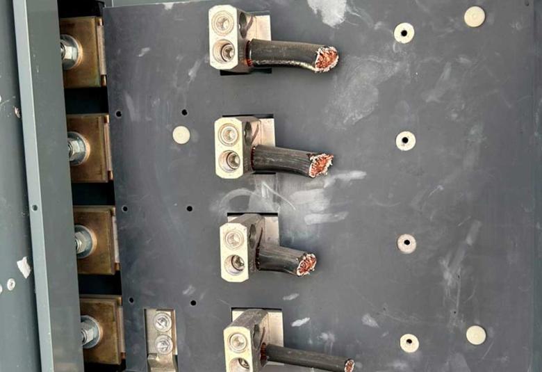 Fotografía de un registro eléctrico abierto en la calle Hornitos, Acapulco, mostrando los cables gruesos de cobre cortados de raíz tras el robo que dejó sin energía al Museo Naval y a dos galerías culturales.