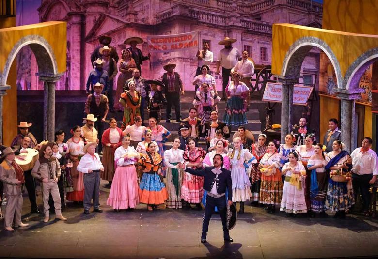 Elenco completo de la zarzuela “El Orgullo de Jalisco” en escena durante su reestreno en el Teatro Degollado, con vestuario tradicional jalisciense y decorado que evoca la Guadalajara de los años 40.