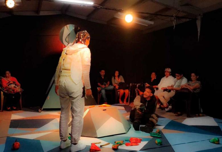 Escena de la obra Amores desiertos con Michelle Serna y Leonardo Cuesta en el escenario del Centro Cultural Domingo Soler, durante el estreno en Acapulco.