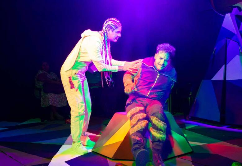 Michelle Serna y Leonardo Cuesta en escena durante la puesta en escena "Desiertos Amores", obra de teatro sobre relaciones tóxicas y abuso narcisista dirigida por Gabriel Brito en el Centro Cultural Domingo Soler, Acapulco