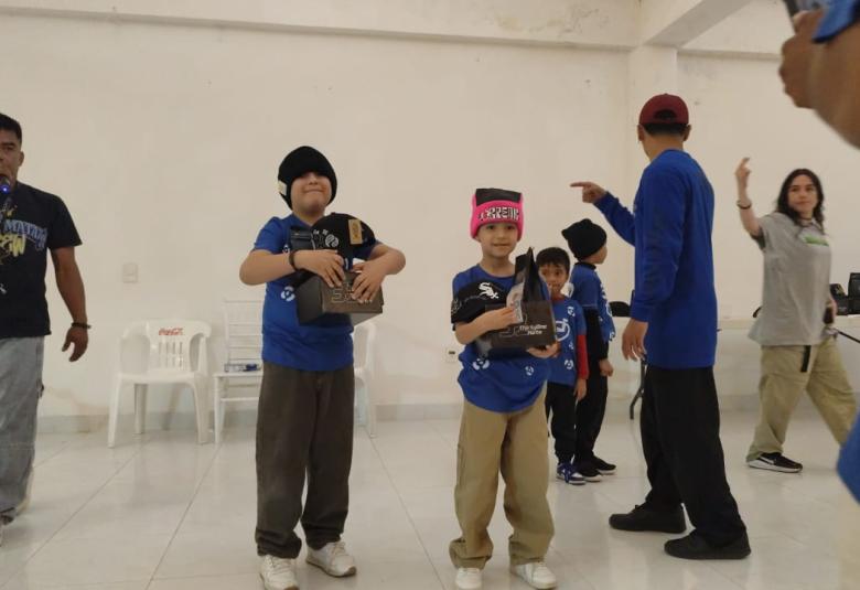 Nicolás Román Bello, mejor conocido en el universo del Breaking como "B-Boy Nico", no es un bailarín cualquiera. Es el reflejo de un territorio que se niega a ser doblegado. Este 14 de junio, en la Plaza Borda de Taxco de Alarcón, durante el "4.º Aniversario del Estudio Hip Hop Danza y Cultura – Chinoboy", Nico se alzó con el primer lugar en la categoría Breaking Kids, demostrando que la semilla de la Montaña germina en cualquier escenario.