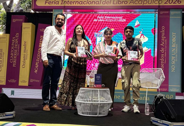 La escritora Brenda Ríos, acompañada por Verónica Zárate y Ari J. González, durante la presentación de su libro Proyectos espirituales en la Feria Internacional del Libro Acapulco 2026.