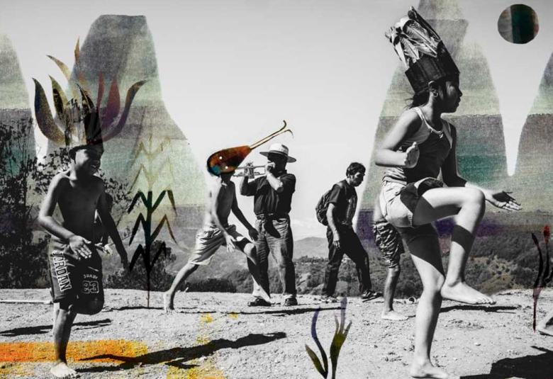 Collage fotográfico de una danza ritual con jóvenes en movimiento, un músico con sombrero e instrumento de viento, y elementos simbólicos de plumas y vegetación sobre un paisaje montañoso en blanco y negro con detalles de color.