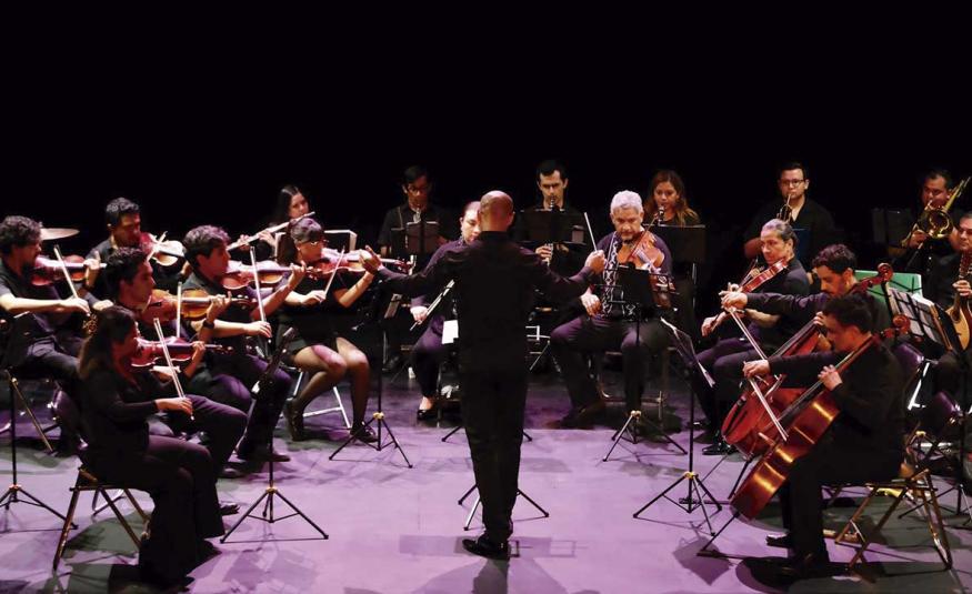 Concierto de la Orquesta Típica de Jalisco en el Teatro Alarife Martín Casillas, mostrando a los músicos en acción durante una presentación en vivo