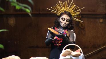 Joven de Catrina en un panadería