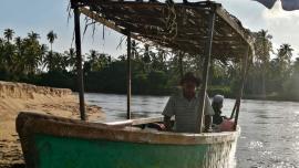 Rey, barquero de la barra de Coyuca, un gran ser humano