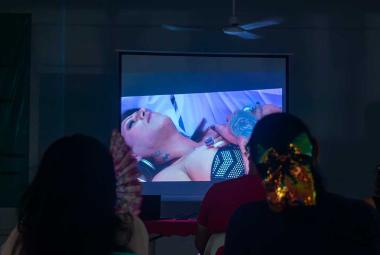 Personas asistentes al documental Kenya en Acapulco observan la escena en la que Kenya Cuevas yace en un ataúd durante una protesta por justicia para su amiga asesinada.