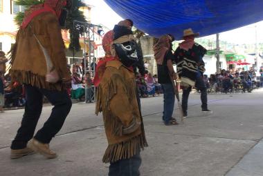 La ilustración que acompaña el lanzamiento de la Círcula de Derechos Culturales muestra una máscara de tigre de la Danza de los Terroncillos, originaria de Metlatónoc, Guerrero, reflejando la gran riqueza pluricultural que ahora ampara la reforma constitucional.