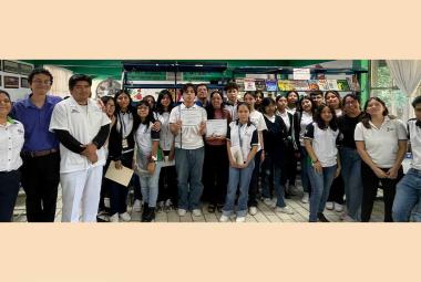 Grupo de estudiantes, docentes y representantes de la Universidad Hipócrates posando para la foto durante la presentación del libro Prometeo liberado en el COBACH Plantel 1 de Chilpancingo.