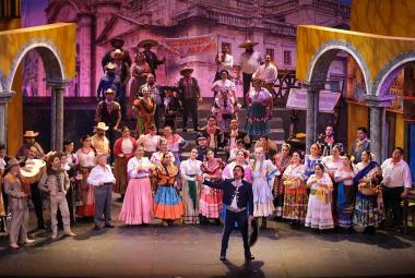 Elenco completo de la zarzuela “El Orgullo de Jalisco” en escena durante su reestreno en el Teatro Degollado, con vestuario tradicional jalisciense y decorado que evoca la Guadalajara de los años 40.