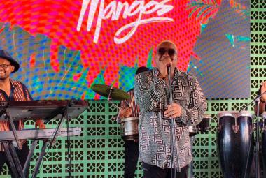 Aramis Galindo canta durante la presentación del restaurante Mangos en Acapulco, como parte de su propuesta gastronómica y de entretenimiento.  Si quieres, también puedo adaptarlo a una versión más corta para móviles o a un enfoque más promocional.