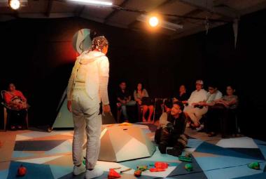 Escena de la obra Amores desiertos con Michelle Serna y Leonardo Cuesta en el escenario del Centro Cultural Domingo Soler, durante el estreno en Acapulco.