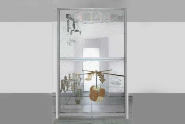 La obra El gran vidrio, de Marcel Duchamp, compuesta por dos grandes paneles de vidrio intervenidos con formas geométricas, líneas, polvo, láminas metálicas y elementos mecánicos que representan simbólicamente a la novia y los solteros.