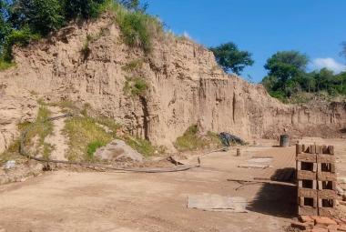 Banco de extracción de barro con paredes de tierra expuestas, utilizado para obtener la arcilla con la que artesanos elaboran piezas artísticas y de alfarería en Guerrero.