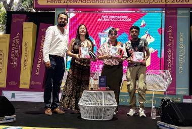La escritora Brenda Ríos, acompañada por Verónica Zárate y Ari J. González, durante la presentación de su libro Proyectos espirituales en la Feria Internacional del Libro Acapulco 2026.