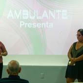 Procesa Cabrera y Cande Palma se dirigen al público desde un micrófono durante la presentación previa a la proyección del documental Igualada en la Biblioteca Pública No. 22 de Acapulco.