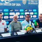 Mesa de la conferencia de prensa de la Beach Soccer Cup 2024, con organizadores y representantes del evento