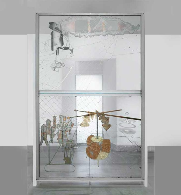 La obra El gran vidrio, de Marcel Duchamp, compuesta por dos grandes paneles de vidrio intervenidos con formas geométricas, líneas, polvo, láminas metálicas y elementos mecánicos que representan simbólicamente a la novia y los solteros.