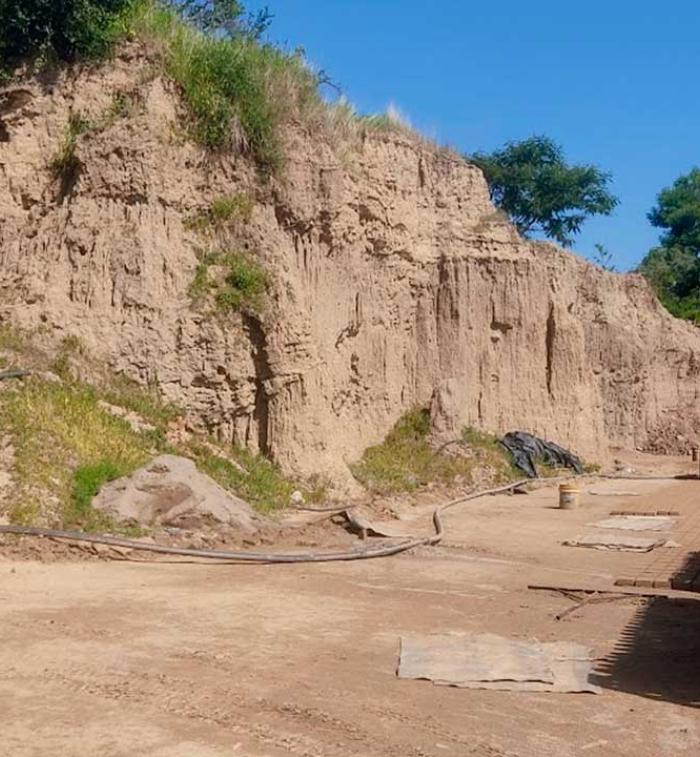 Banco de extracción de barro con paredes de tierra expuestas, utilizado para obtener la arcilla con la que artesanos elaboran piezas artísticas y de alfarería en Guerrero.