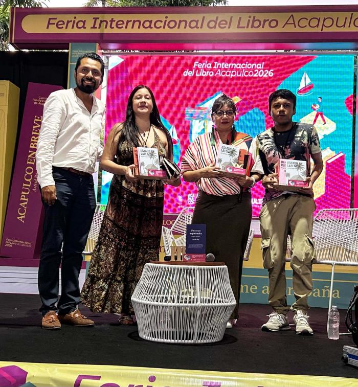 La escritora Brenda Ríos, acompañada por Verónica Zárate y Ari J. González, durante la presentación de su libro Proyectos espirituales en la Feria Internacional del Libro Acapulco 2026.