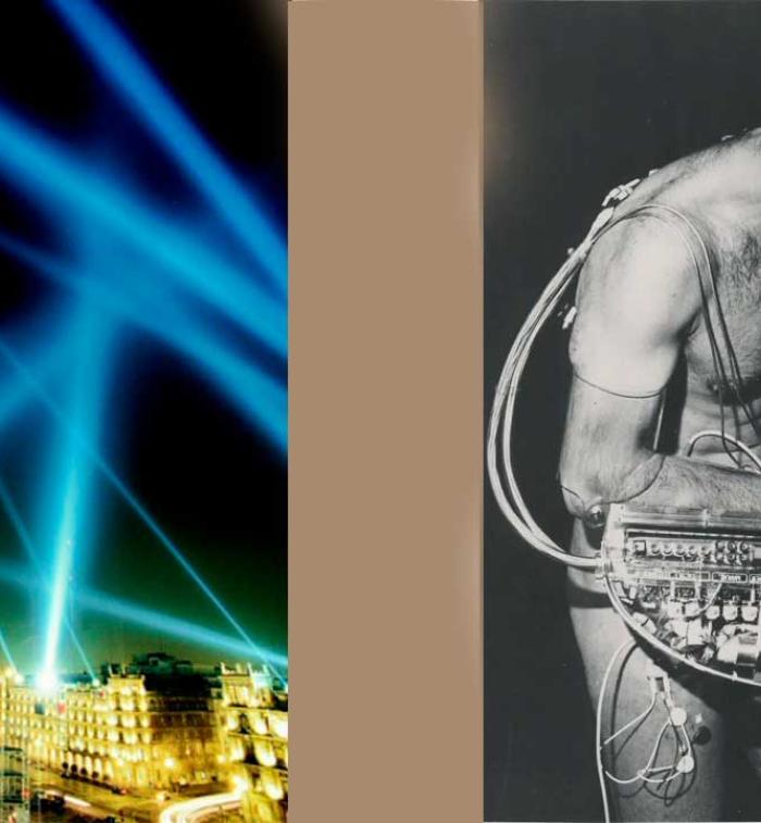 Instalación artística de luces láser azules sobre edificios en una plaza nocturna, junto a una fotografía en blanco y negro de un hombre conectado a dispositivos electrónicos.
